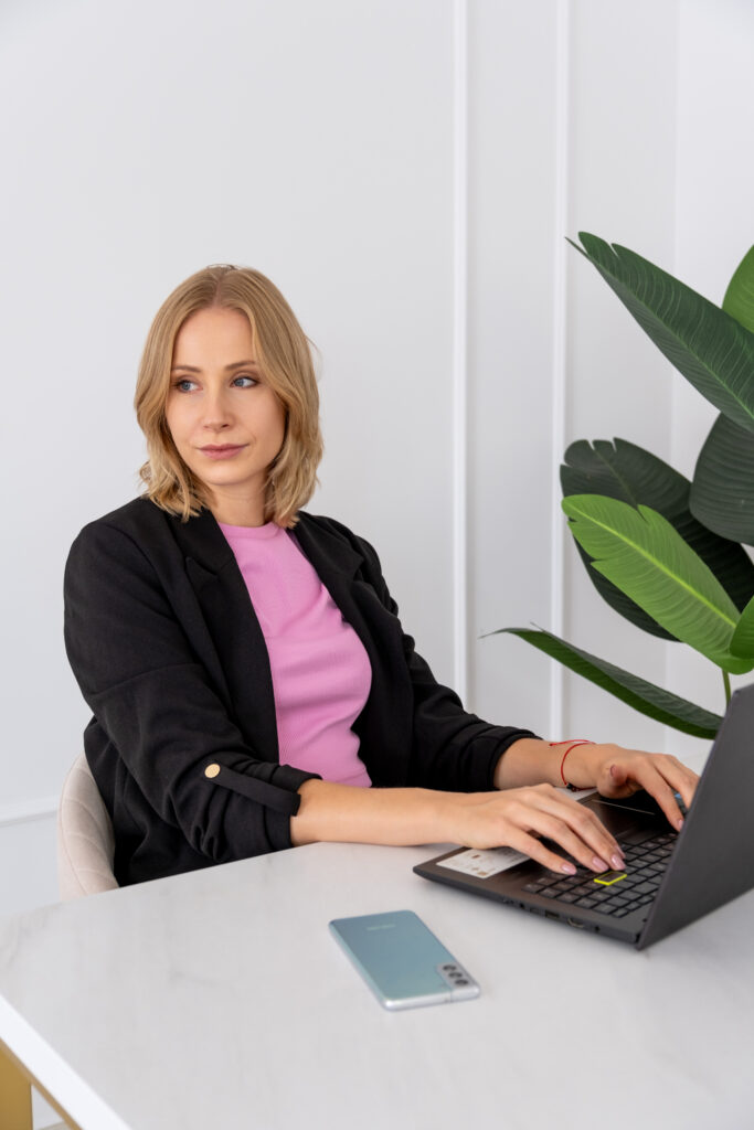 virtuell assistant kan hjelpe med innholdproduksjon, webutvikling eller kundekontakt